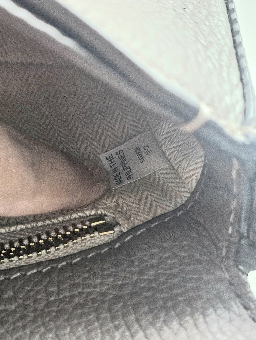 Authentic Tory Burch Taupe Pebbled Leather Crossbody with Gold Hardware - Picture 11 of 15